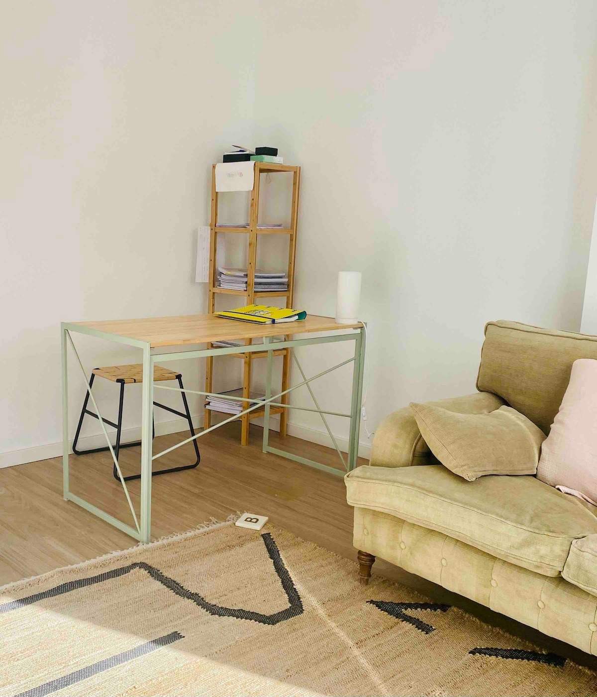 Dnevni boravak sa stolom za učenje