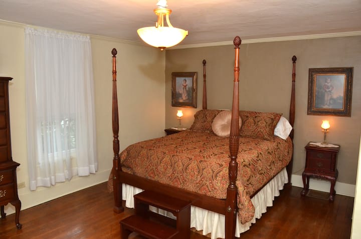 Master Bedroom-Queen Bed