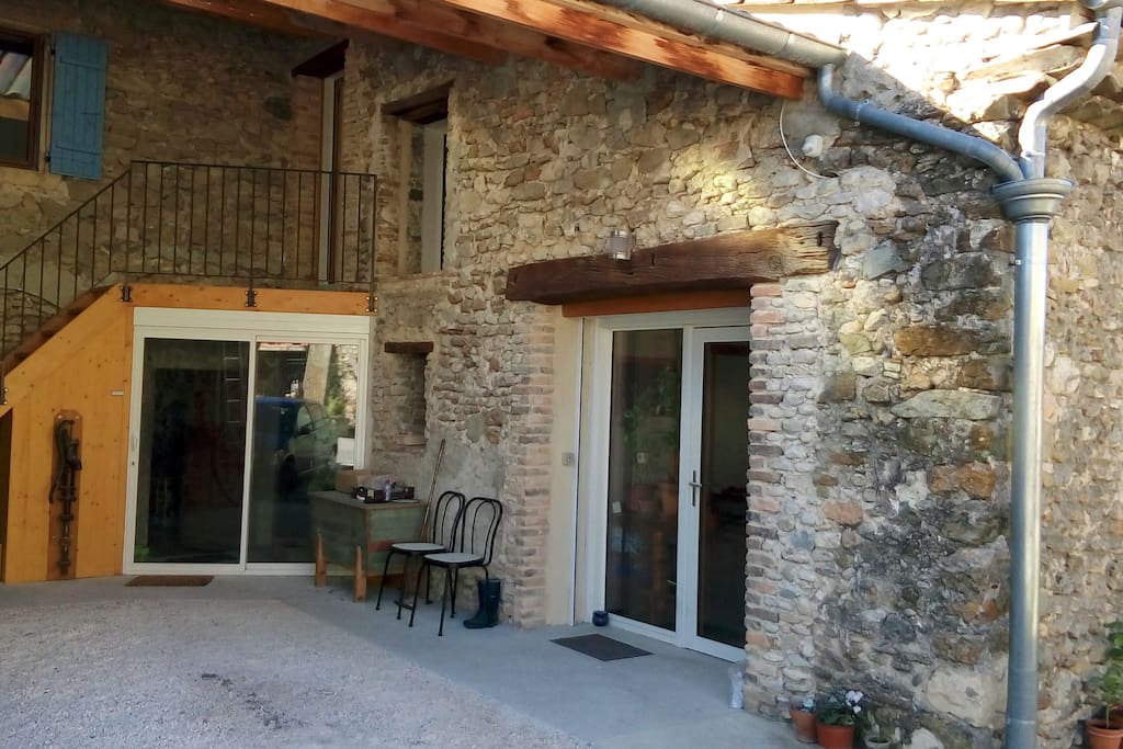 Entrée du studio et de la chambre 2 (escalier)