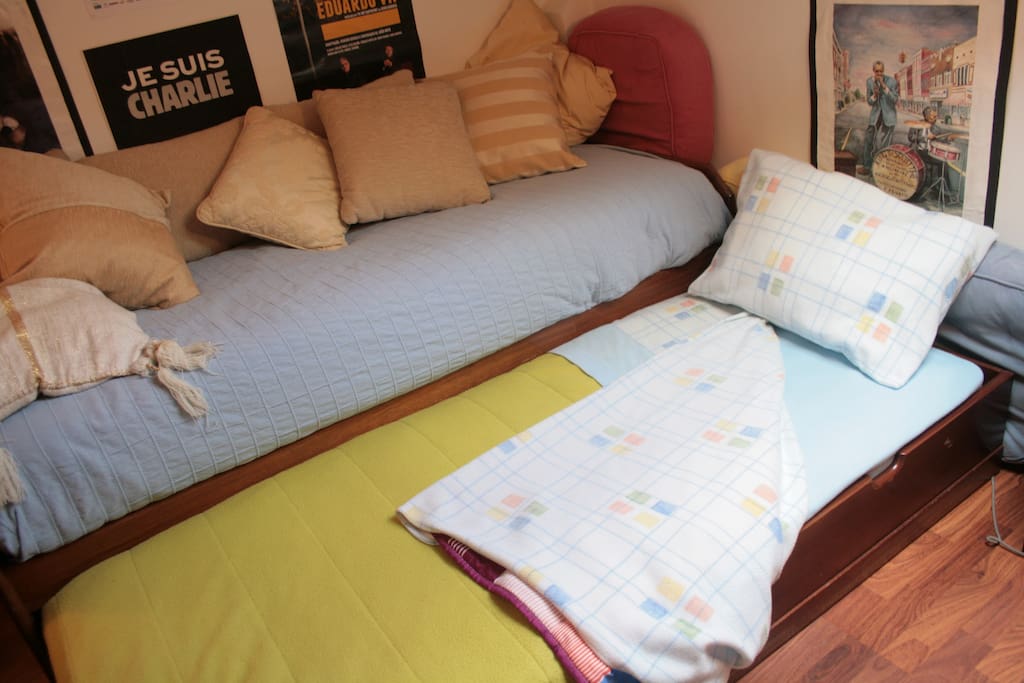 Guess what! I decided to buy a 2nd mattress, on February 2018, so you can bring a friend!
We can move the place of this 2nd bed, if you wish.