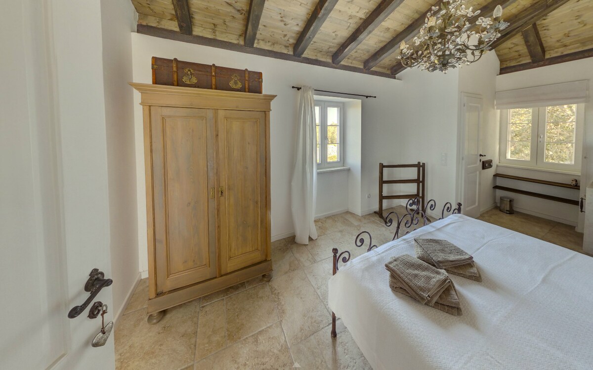 الغرفة رقم1: منضدة استحمام ودش ومرحاض متكامل