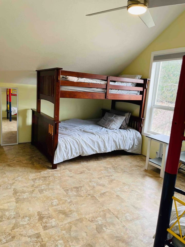 Spavaća soba 2.  Krevet za jednu osobu s bračnim krevetima na kat.