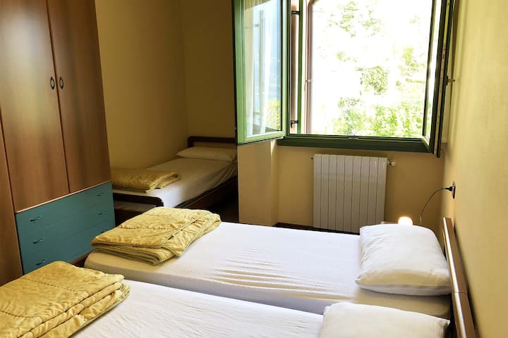 غرفة نوم بثلاثة أسرّة فردية