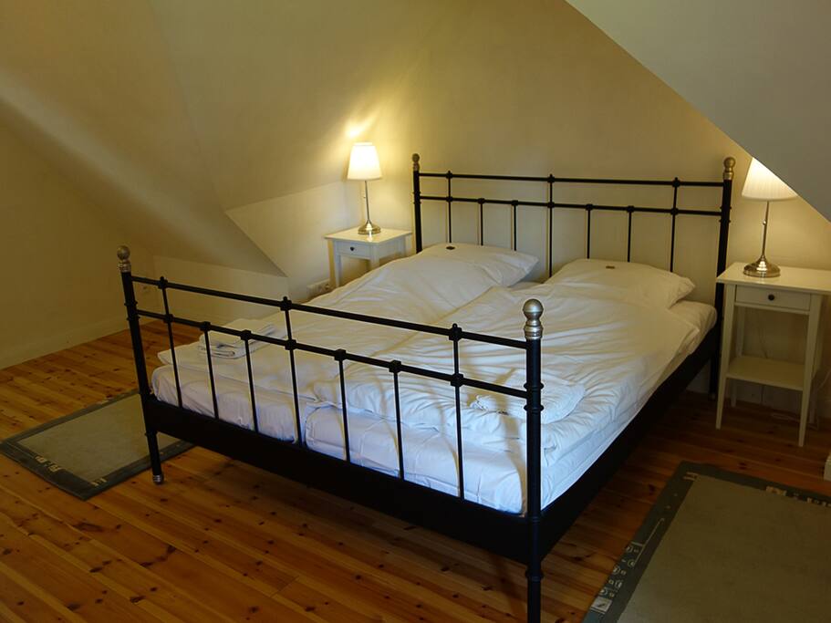 Großes Schlafzimmer unterm Dach