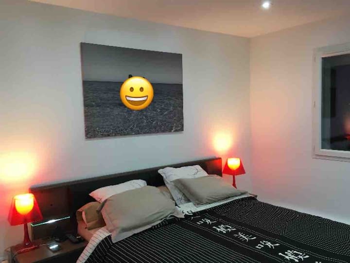 חדר שינה 1/יחידת הורים: מיטה בגודל 160 ס"מ