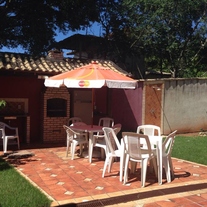 Churrasqueira com pia, chuveirão e lavabo.