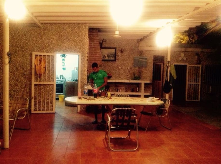 MESA DE COMEDOR AL AIRE LIBRE Y COCINA.
