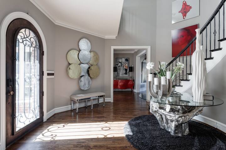 Amazing Luxury, Art-Filled Home in Preston Hollow gallery image 2
