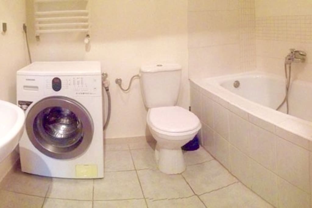 Bathroom w/washing machine