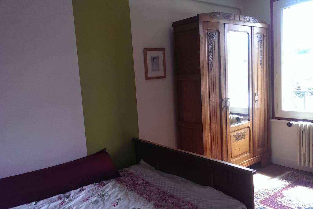 The guest room faces south east, maximizing pleasant morning sun shine.