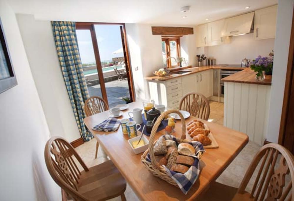 Well equipped kitchen with all the kitchen essentials you could dream of