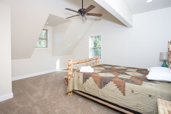 楼上北部房间-标准双人床