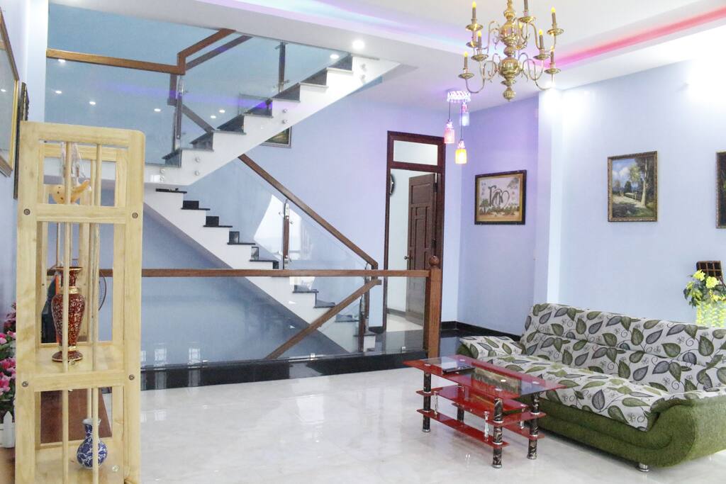 Thư giãn trên giường sofa và xem TV