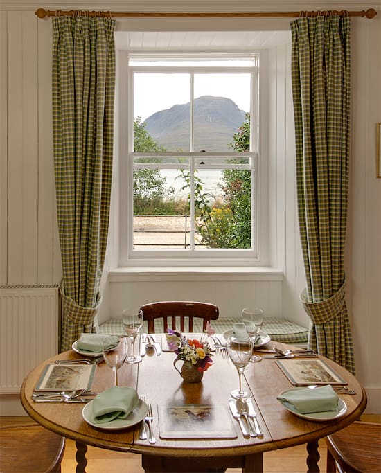 Gracie's Cottage dining area