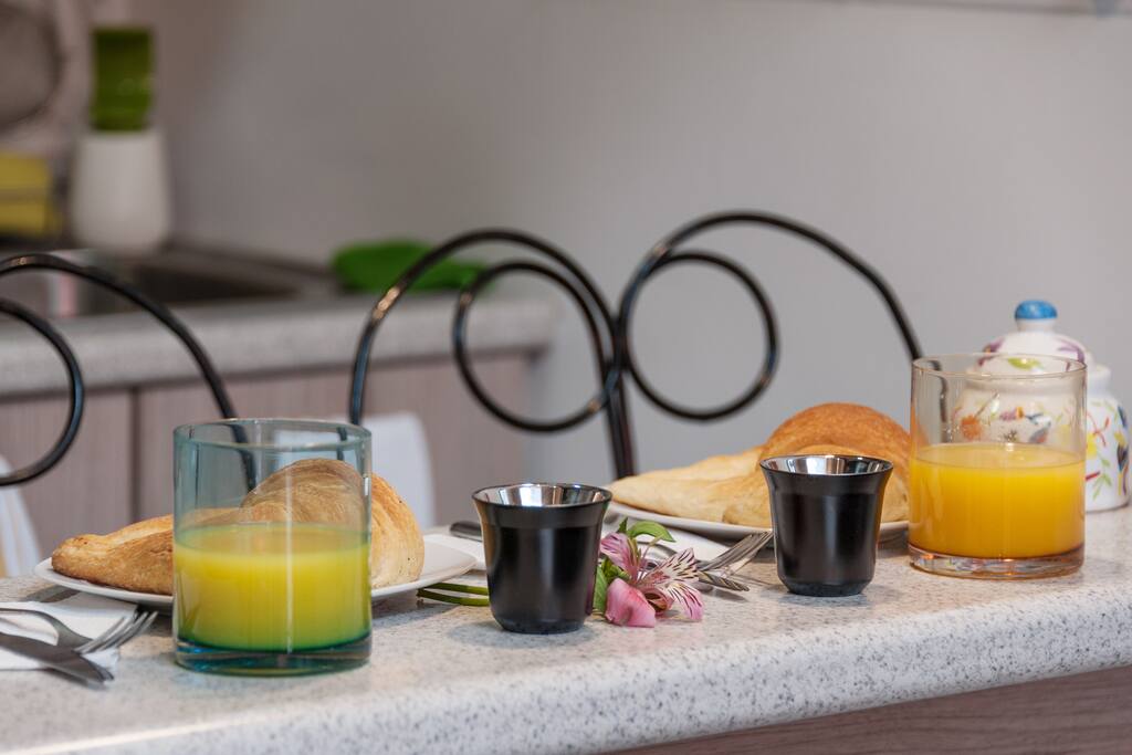 Fruta, pan y snacks de cortesía para arrancar la estancia.