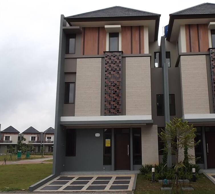 Tampak depan, rumah baru 3 lantai full furnished, space untuk parkir mobil lega..