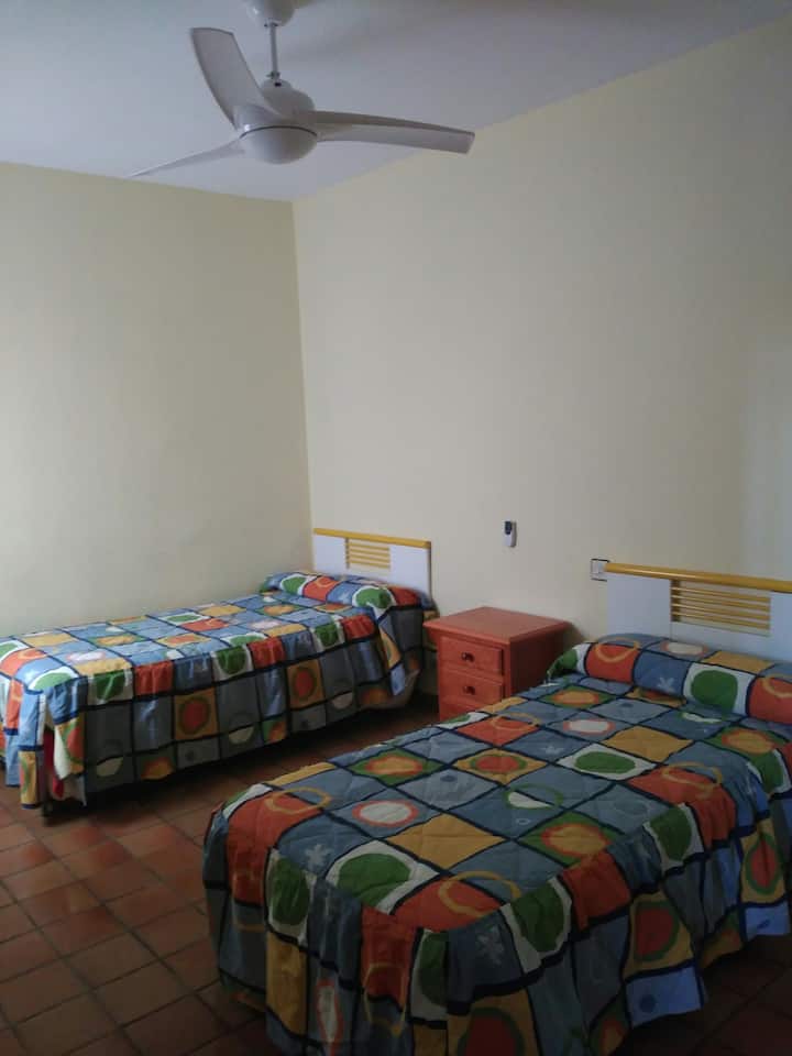 ห้องนอนมีเตียงเสริมอีกหลัง 