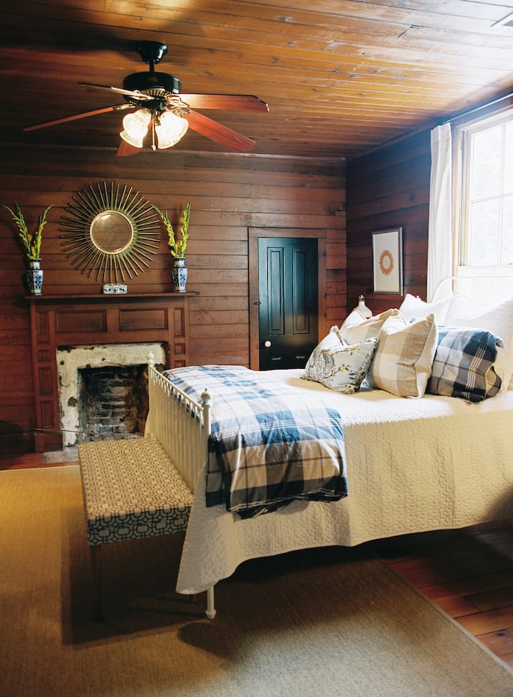 Tumlin House Houses for Rent in Dahlonega, United States