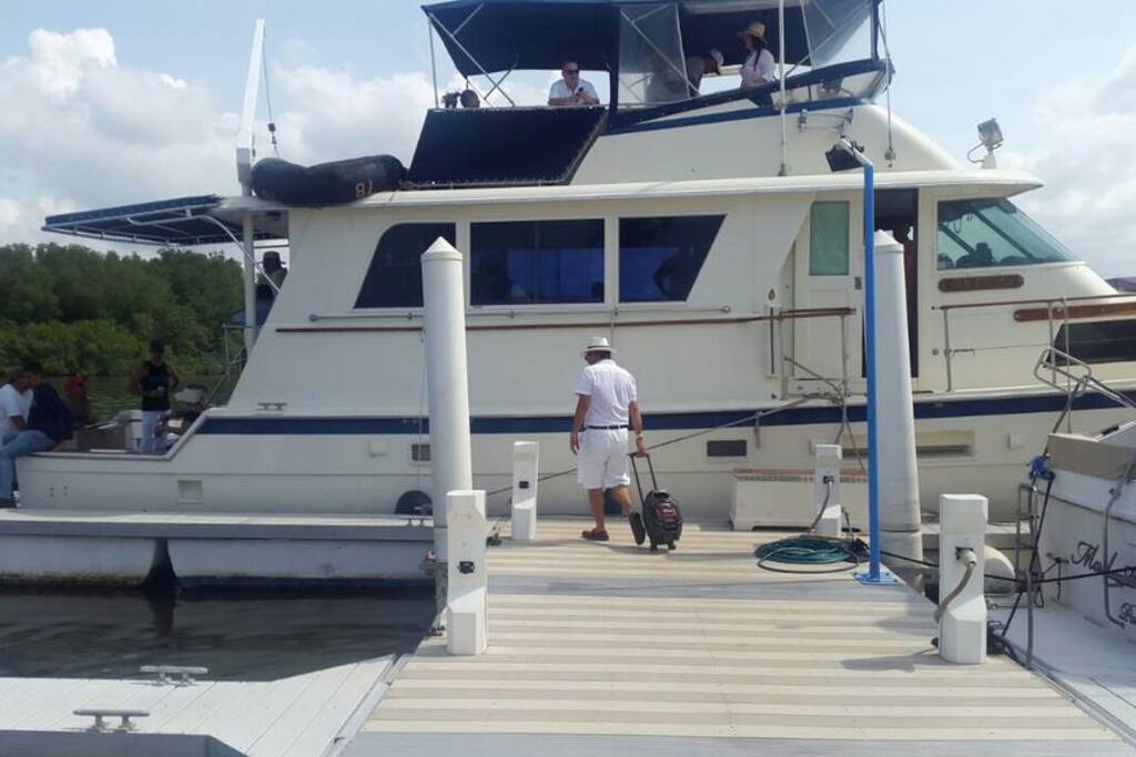 Yate en marina