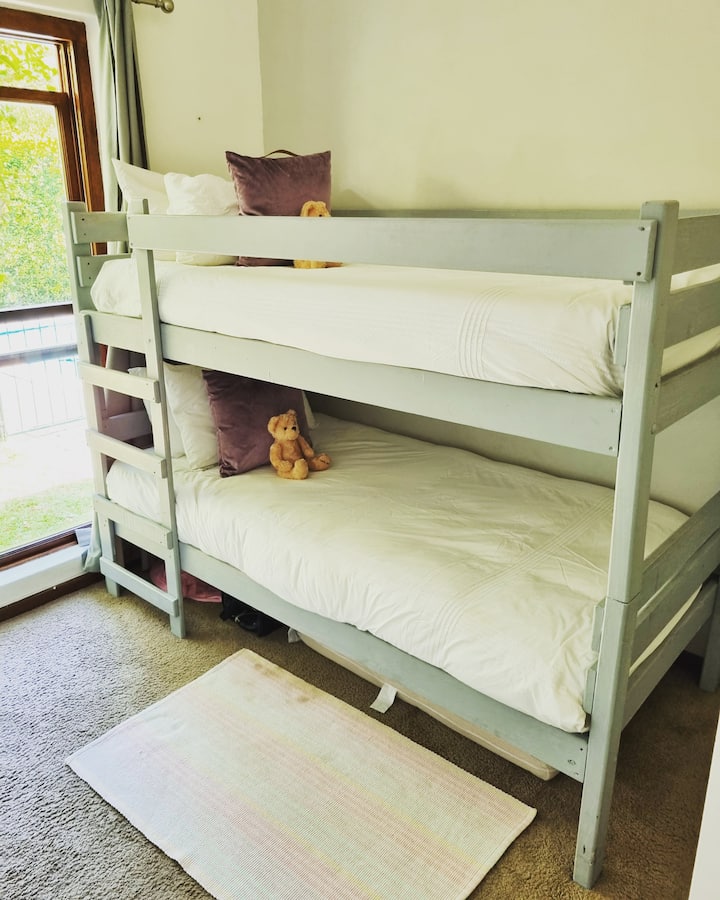 Četvrta spavaća soba ima udoban bračni krevet.  Na podu ima dovoljno prostora za postavljanje dječjeg krevetića ili dodatnog madraca za dodatno dijete. 