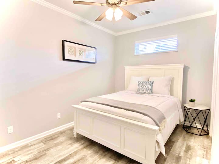 La seconda camera da letto ha un letto matrimoniale, ideale per due ospiti 