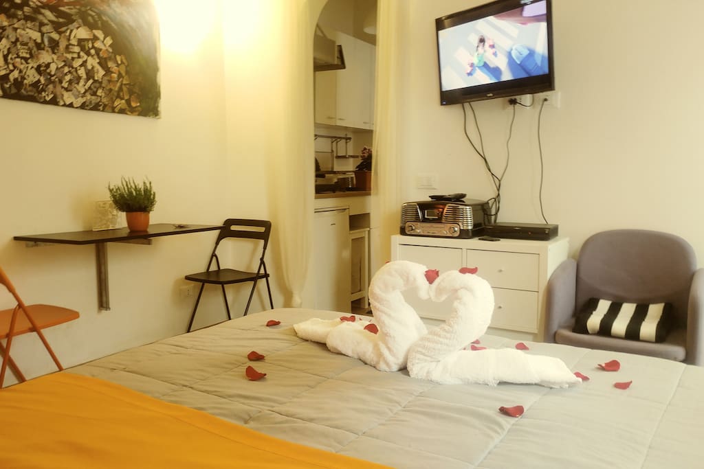 Camera da letto con tavolo pranzo e tv