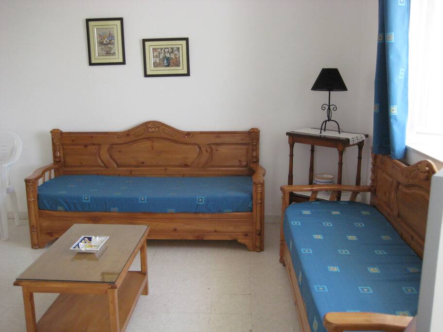Salon avec 3 canapes/lits --- Living room with 3 sofas/beds