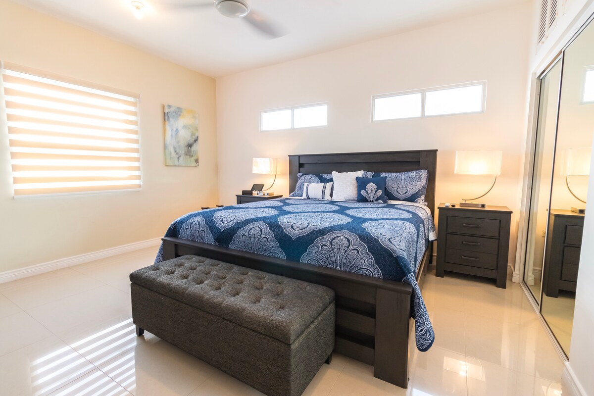 Ფართო საძინებელი კომფორტული დიდი საწოლით, საწოლისპირა სანათები ელექტრო შტეფსელებით თქვენი მოწყობილობების დასამუხტად, პლანშეტი, Bluetooth დინამიკი, ორმაგი კარადა კონფიგურირებადი თაროებითა და ფეხსაცმლის საკიდით, ქალაქის თვალწარმტაცი ხედი და მზის ჩასვლა. 