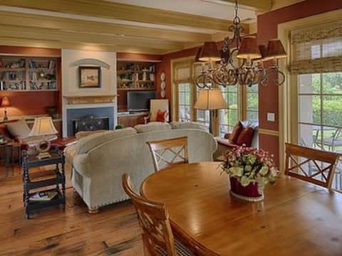 Huge Beautiful 3 Bedroom Golf Cottage!! Sleeps 8!!