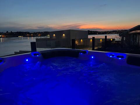 Cheerful house with sea view and outdoor hot tub