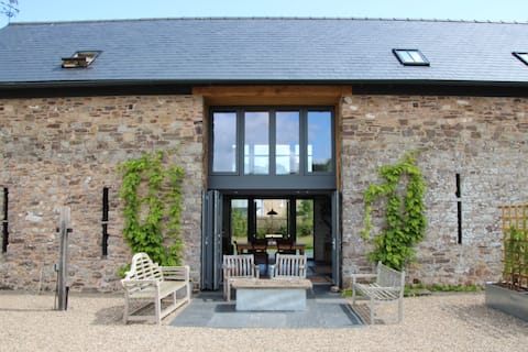 Huge Magical Eco-Barn. Sleeps 16 in Brecon Beacons