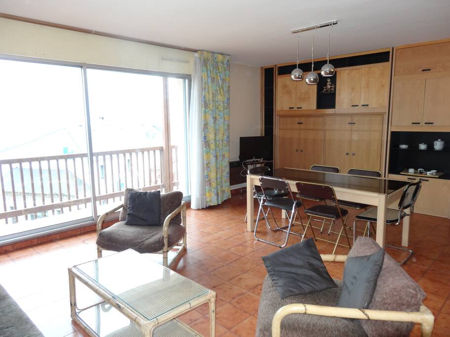 séjour coin repas
baie vitrée sur balcon
lit escamotable dans boiserie