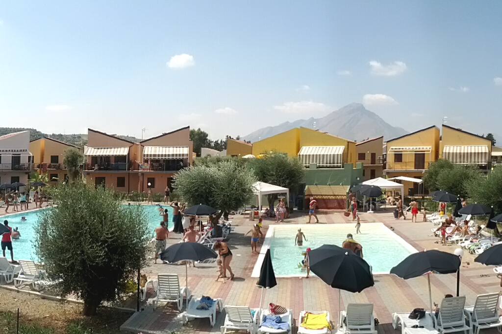 piscine su cui si prospetta la casa