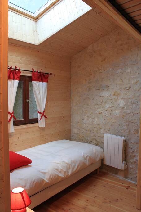 avec la suite Myrtille, une petite chambre avec un lit de 225 cm de long, un lit en hauteur, tous deux en latex naturel... et un coffre de kapla pour jouer... :-)
