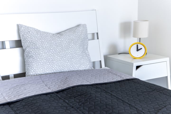 Az alsó (szürke) apartman hálószobája.