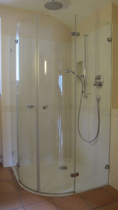 Dusche mit Regenbrause