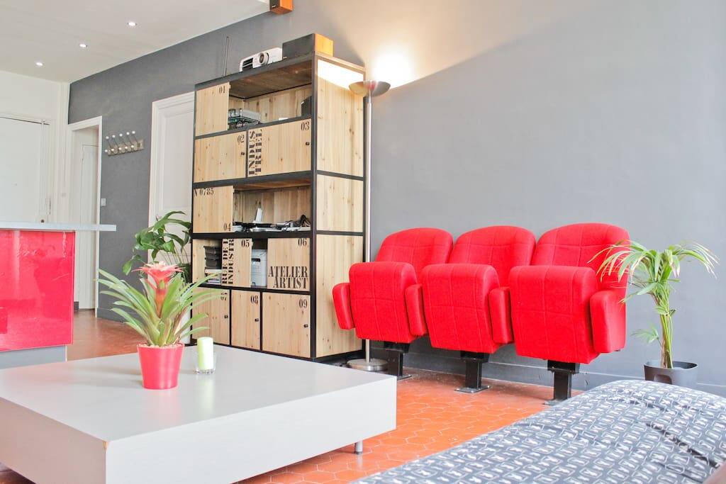Le salon et son vidéoprojecteur