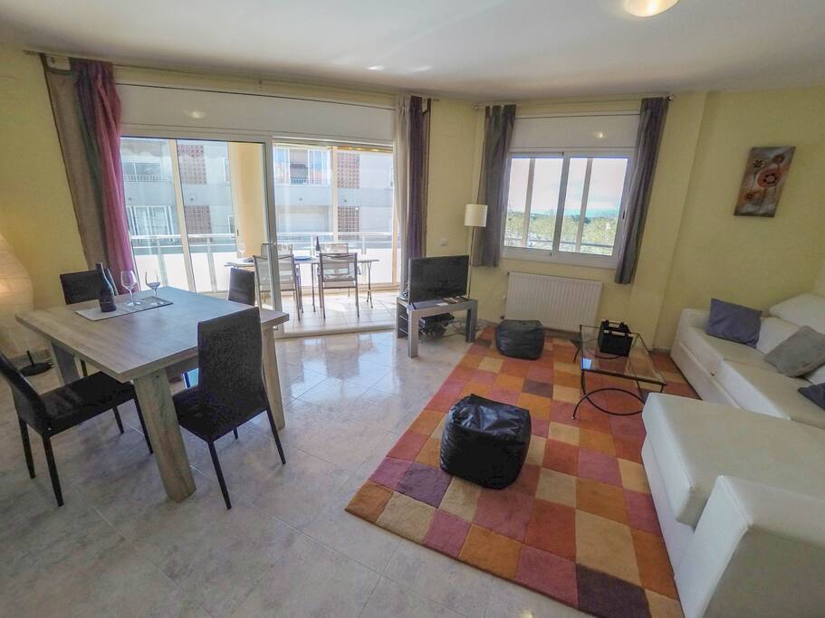 AMPLIO SALÓN-COMEDOR CON SALIDA A LA TERRAZA