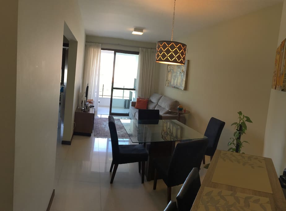 Sala de jantar e estar com TV led 45" com TV a cabo e net flix internet 15 mega