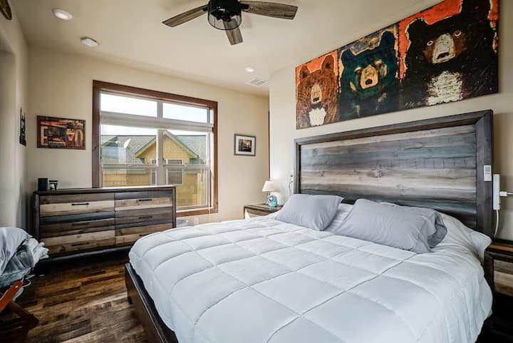 Მთავარი საძინებელი საძინებლის კარისკენ იყურება