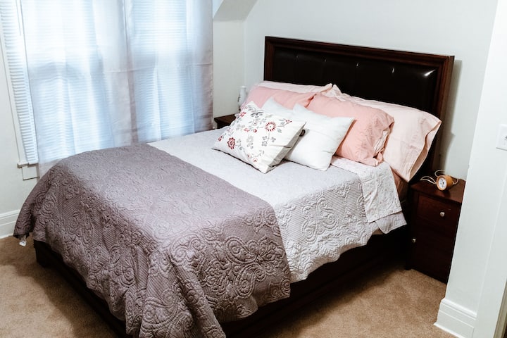 Secondary bedroom: queen bed with new memory foam mattress 