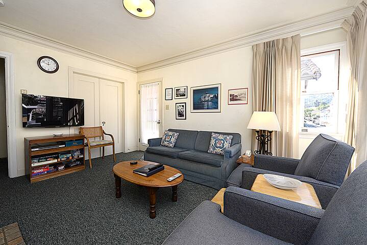 316CA Upper: Cute 2nd level Half of Duplex + gallery image 3