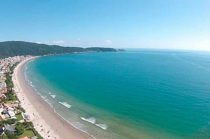 Quarto em Praia de Bombas a 500 metros da praia