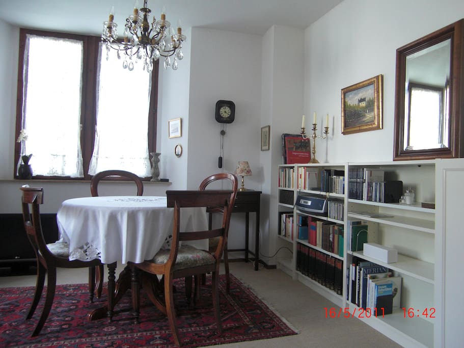 Esstisch im Wohnzimmer