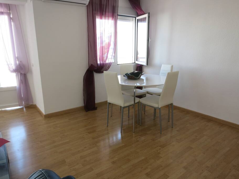 Esstisch im Wohnzimmer