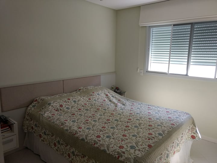 Apartman s bračnim krevetom i klima-uređajem.
