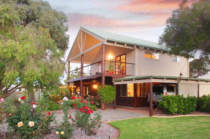 *SEA ESTA – town & beach on doorstep