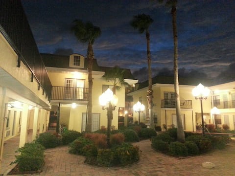 StudioCondo 2minWalk to the beach, BBQ Pool. RO109