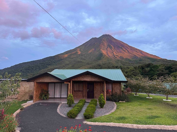 Villa Jawara; A volcano in its Garden.! Villas for Rent in La Fortuna
