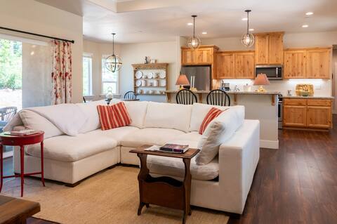 Cozy Family Mountain Getaway in the Pines King Bed